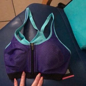 Front close sports bra NWT
